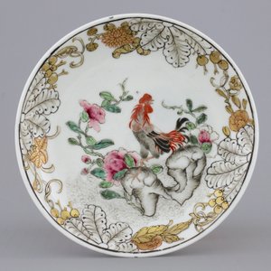 A Chinese famille rose, grisaille and gilt porcelain cup and saucer with a cockerel, 18th C — photo 2