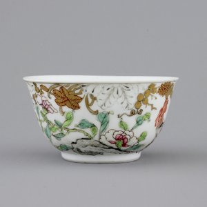 A Chinese famille rose, grisaille and gilt porcelain cup and saucer with a cockerel, 18th C — photo 4