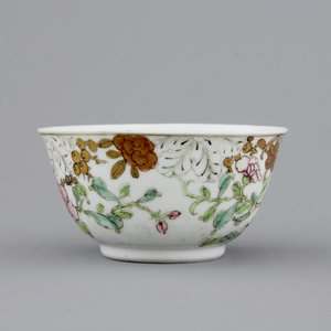 A Chinese famille rose, grisaille and gilt porcelain cup and saucer with a cockerel, 18th C — photo 5