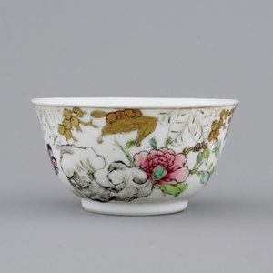 A Chinese famille rose, grisaille and gilt porcelain cup and saucer with a cockerel, 18th C — photo 6