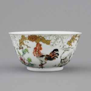 A Chinese famille rose, grisaille and gilt porcelain cup and saucer with a cockerel, 18th C — photo 7