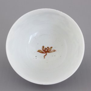 A Chinese famille rose, grisaille and gilt porcelain cup and saucer with a cockerel, 18th C — photo 8