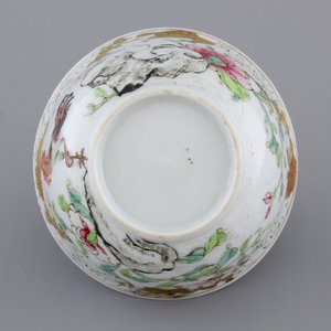 A Chinese famille rose, grisaille and gilt porcelain cup and saucer with a cockerel, 18th C — photo 9