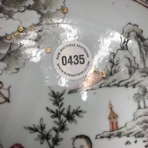 A Chinese famille rose grisaille 'mythological subject' plate, Yongzheng — photo 3