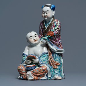 A Chinese famille rose group of two children, impressed marks, Republic, 20th C. — 照片 1