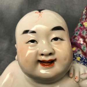 A Chinese famille rose group of two children, impressed marks, Republic, 20th C. — 照片 11