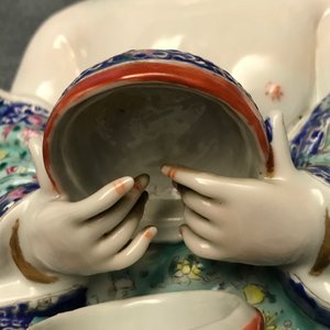A Chinese famille rose group of two children, impressed marks, Republic, 20th C. — 照片 12