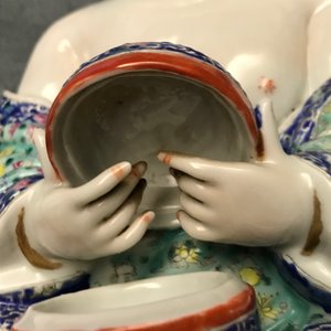 A Chinese famille rose group of two children, impressed marks, Republic, 20th C. — 照片 13