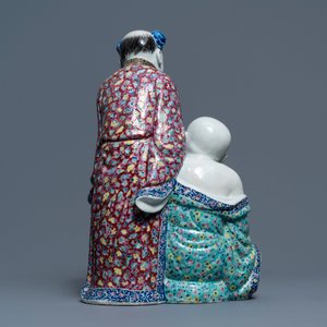 A Chinese famille rose group of two children, impressed marks, Republic, 20th C. — 照片 3
