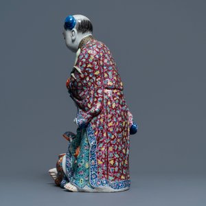 A Chinese famille rose group of two children, impressed marks, Republic, 20th C. — 照片 4