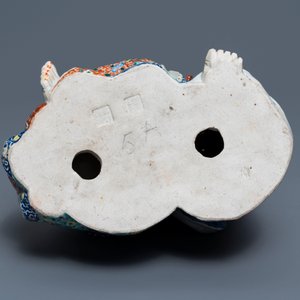 A Chinese famille rose group of two children, impressed marks, Republic, 20th C. — 照片 5