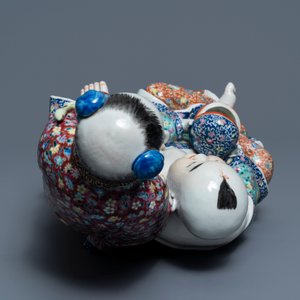 A Chinese famille rose group of two children, impressed marks, Republic, 20th C. — 照片 6