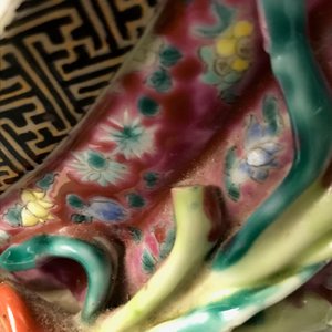 A Chinese famille rose group of two children, impressed marks, Republic, 20th C. — 照片 7
