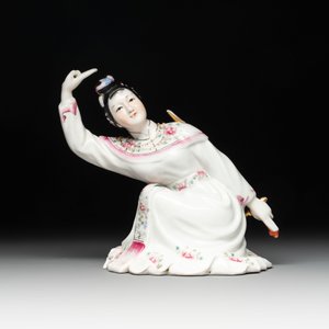 A Chinese famille rose group of Zhao Gongming 趙公明 and a figure of a goddess, Deng Yifu 鄧義福 mark, 19/20th C. — 照片 8