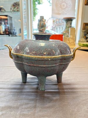A Chinese famille rose 'gu' vase and a robin's egg-glazed tripod double-walled warming bowl, Qianlong mark, 19/20th C. — 照片 3