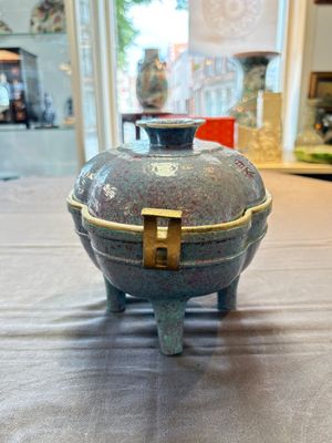 A Chinese famille rose 'gu' vase and a robin's egg-glazed tripod double-walled warming bowl, Qianlong mark, 19/20th C. — 照片 4