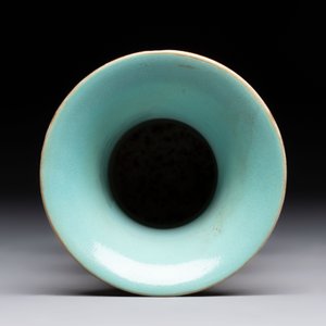 A Chinese famille rose 'gu' vase and a robin's egg-glazed tripod double-walled warming bowl, Qianlong mark, 19/20th C. — 照片 15