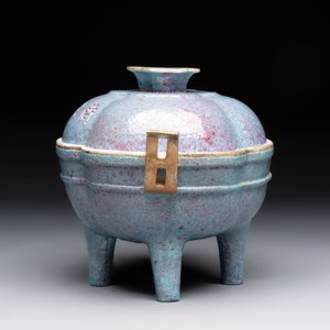 A Chinese famille rose 'gu' vase and a robin's egg-glazed tripod double-walled warming bowl, Qianlong mark, 19/20th C. — 照片 3