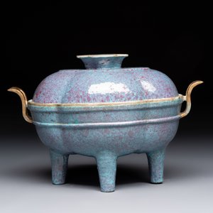 A Chinese famille rose 'gu' vase and a robin's egg-glazed tripod double-walled warming bowl, Qianlong mark, 19/20th C. — 照片 4