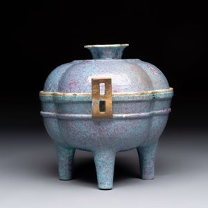 A Chinese famille rose 'gu' vase and a robin's egg-glazed tripod double-walled warming bowl, Qianlong mark, 19/20th C. — 照片 5