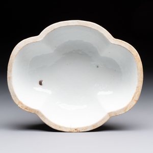 A Chinese famille rose 'gu' vase and a robin's egg-glazed tripod double-walled warming bowl, Qianlong mark, 19/20th C. — 照片 9