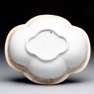 A Chinese famille rose 'gu' vase and a robin's egg-glazed tripod double-walled warming bowl, Qianlong mark, 19/20th C. — 照片 10