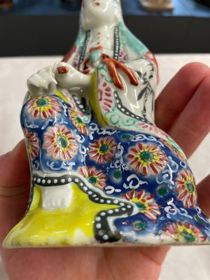 A Chinese famille rose Guanyin and a celadon-glazed dish, Chenghua mark, Qianlong/Jiaqing — photo 7