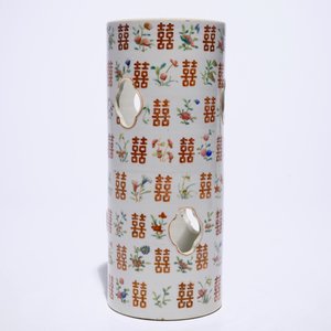 A Chinese famille rose hat stand with "double happiness" symbols, Tongzhi mark, 19th C. — 照片 4