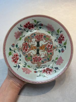 A Chinese famille rose 'He He Er Xian' plate, Yongzheng/Qianlong — photo 1