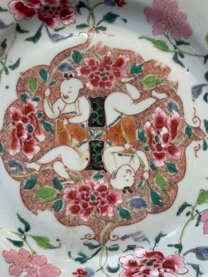 A Chinese famille rose 'He He Er Xian' plate, Yongzheng/Qianlong — photo 2