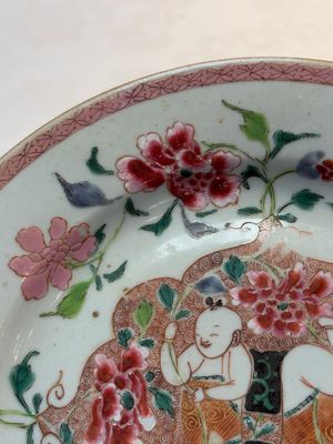 A Chinese famille rose 'He He Er Xian' plate, Yongzheng/Qianlong — photo 3