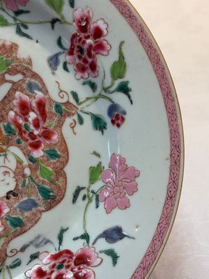 A Chinese famille rose 'He He Er Xian' plate, Yongzheng/Qianlong — photo 5