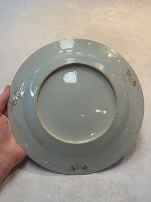 A Chinese famille rose 'He He Er Xian' plate, Yongzheng/Qianlong — photo 6