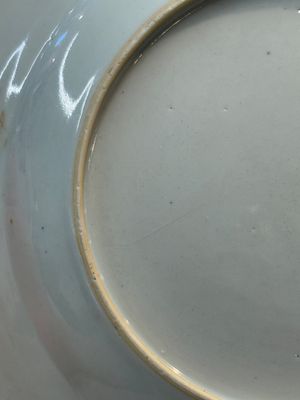 A Chinese famille rose 'He He Er Xian' plate, Yongzheng/Qianlong — photo 7