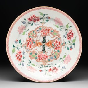 A Chinese famille rose 'He He Er Xian' plate, Yongzheng/Qianlong — photo 1