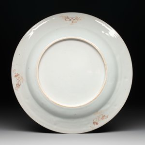 A Chinese famille rose 'He He Er Xian' plate, Yongzheng/Qianlong — photo 2