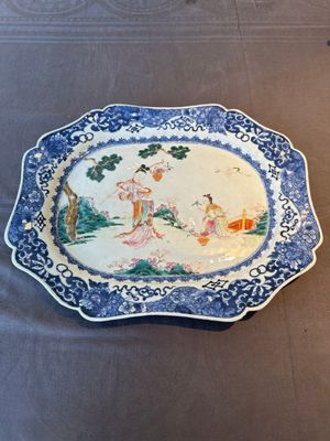 A Chinese famille rose 'He Xiangu' charger with a blue and white border, Qianlong — 照片 1