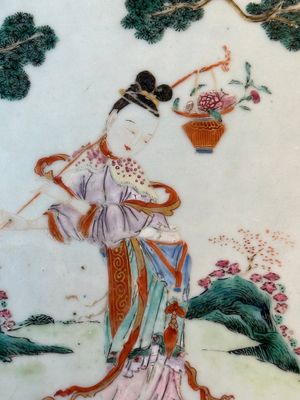 A Chinese famille rose 'He Xiangu' charger with a blue and white border, Qianlong — 照片 2