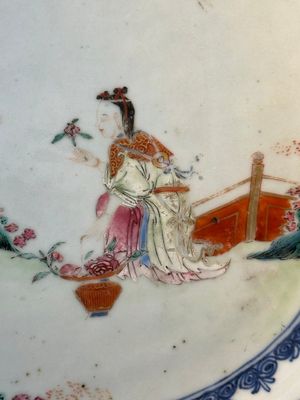A Chinese famille rose 'He Xiangu' charger with a blue and white border, Qianlong — 照片 3