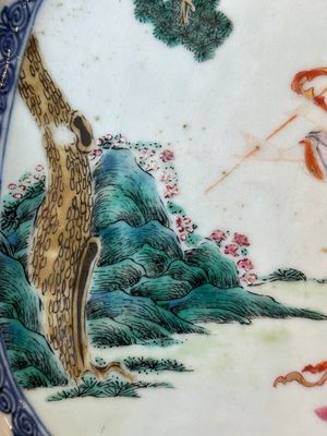 A Chinese famille rose 'He Xiangu' charger with a blue and white border, Qianlong — 照片 4