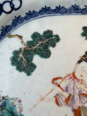 A Chinese famille rose 'He Xiangu' charger with a blue and white border, Qianlong — 照片 5