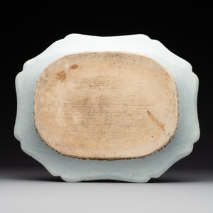 A Chinese famille rose 'He Xiangu' charger with a blue and white border, Qianlong — 照片 2