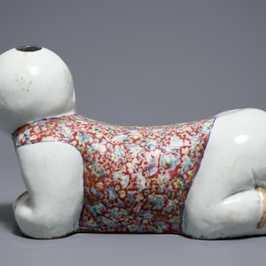 A Chinese famille rose headrest in the shape of a boy, Republic, early 20th C. — 照片 4
