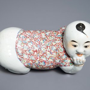 A Chinese famille rose headrest in the shape of a boy, Republic, early 20th C. — 照片 6