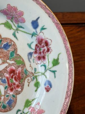 A Chinese famille rose 'Hehe Erxian' plate, Yongzheng/Qianlong — 照片 4