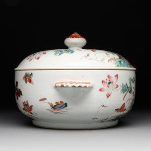 A Chinese famille rose 'heron and lotus' tureen and cover, Qianlong — photo 3