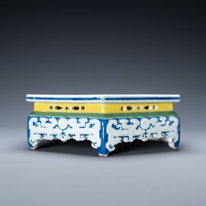 A Chinese famille rose hexagonal 'antiquities' stand, Yongzheng — photo 5