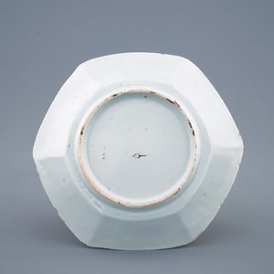 A Chinese famille rose hexagonal covered cup and saucer, Qianlong, 18th C. — 照片 3