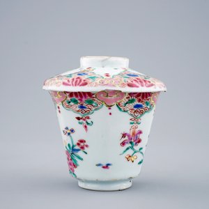 A Chinese famille rose hexagonal covered cup and saucer, Qianlong, 18th C. — 照片 5