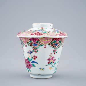 A Chinese famille rose hexagonal covered cup and saucer, Qianlong, 18th C. — 照片 7